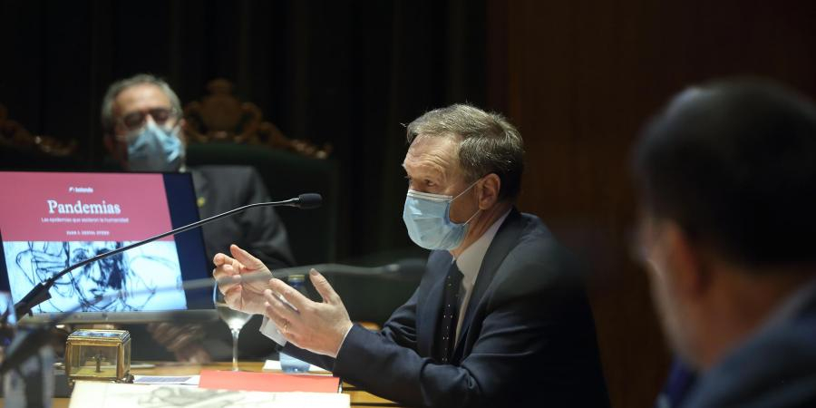 El Dr. Tomás Camacho presenta en Santiago el libro "Pandemias" del profesor Gestal Otero